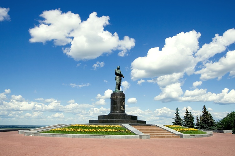 Памятник Чкалову в Нижнем Новгороде. Памятник Чкалову на площади в Нижнем Новгороде. Памятник Чкалову в Оренбурге. Герой купить нижний новгород